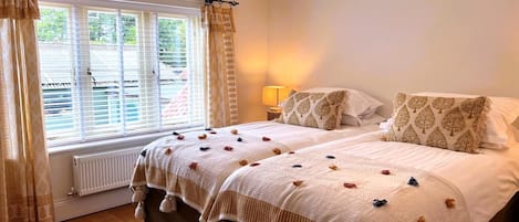 Tabla de planchar con plancha, wifi gratis y ropa de cama