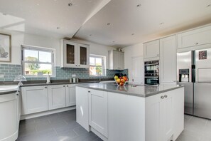 Micro-ondes, four, lave-vaisselle, chaise haute