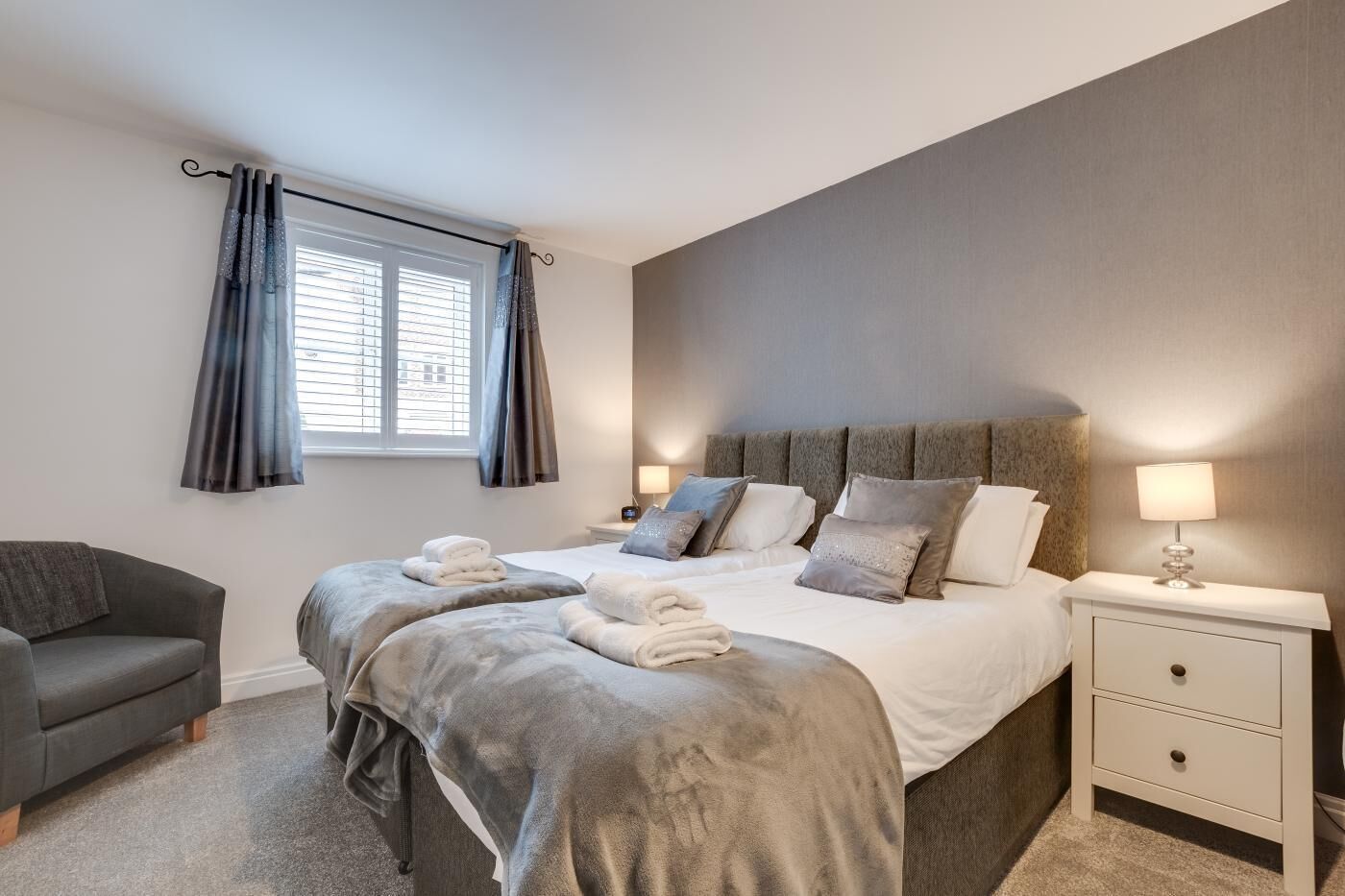 Een strijkplank/strijkijzer, reisbedje, gratis wifi, beddengoed