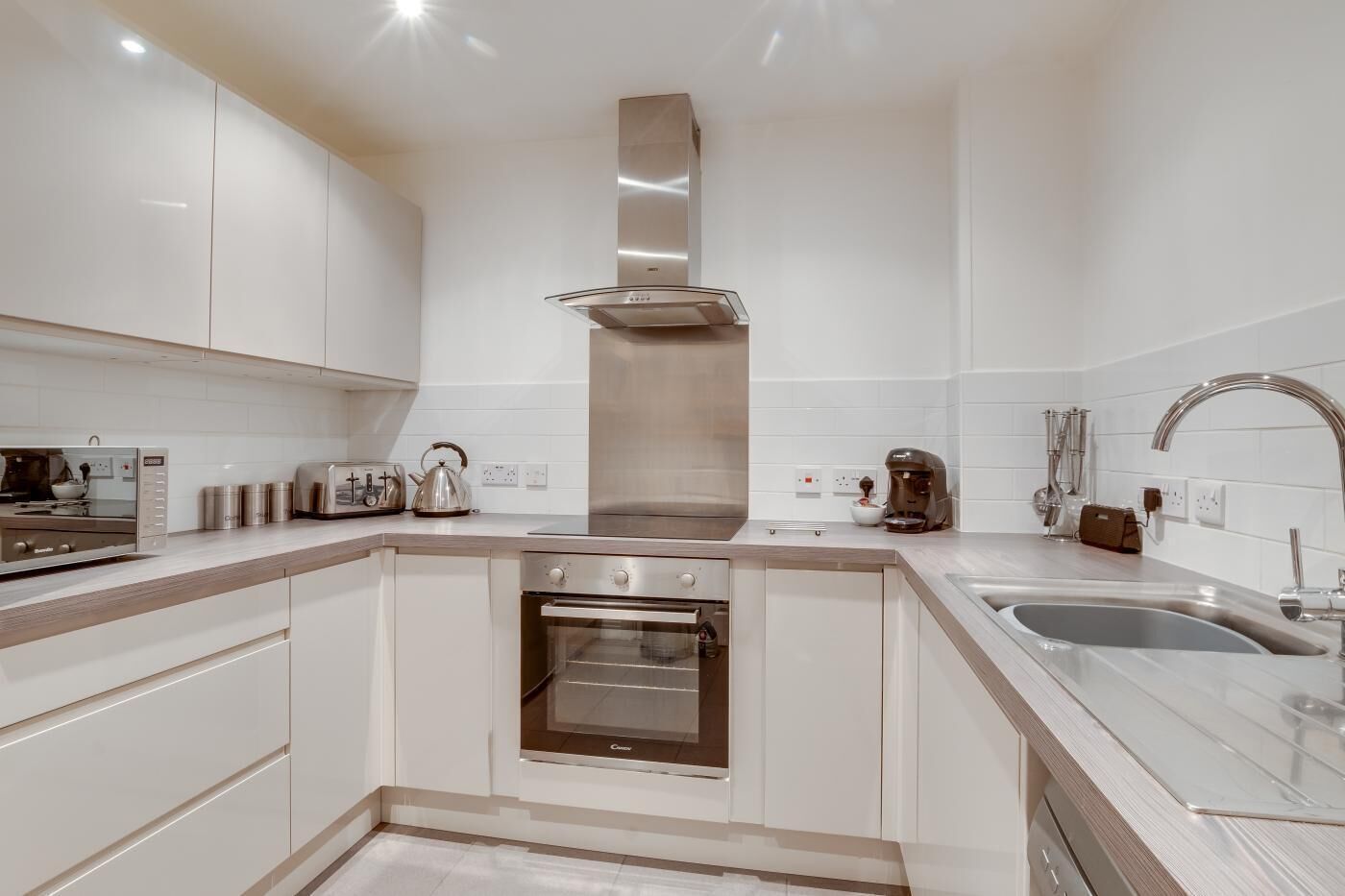 Micro-ondes, four, lave-vaisselle, chaise haute