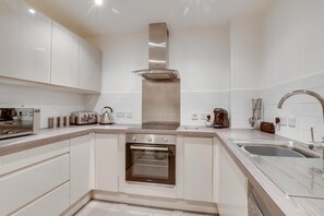 Microwave, oven, dishwasher, high chair - 2 Bed in Whitby (oc-w004) (Whitby)