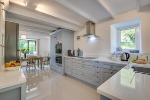 Mikroaaltouuni, uuni, astianpesukone, syöttötuoli