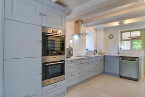 Mikroaaltouuni, uuni, astianpesukone, syöttötuoli