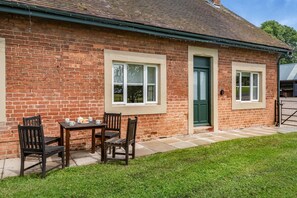 Outdoor dining - 2 Bed in Doddington (oc-t32214) (Doddington)