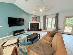 Smart TV, fireplace, computer monitors - Fantastic 3-bedroom house on the Back 40 Mountain bike trail system (Bella Vista)