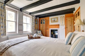 3 bedrooms, iron/ironing board, travel cot, free WiFi - 3 Bed in Whitby (oc-r020) (Robin Hood's Bay)