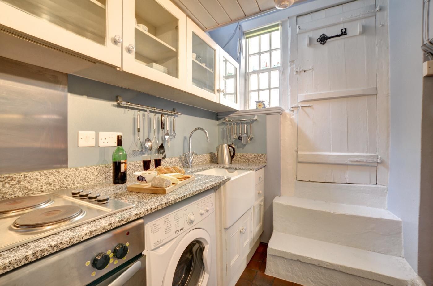 Microondas, horno, trona infantil y utensilios de cocina