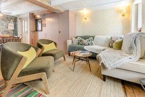 TV, fireplace - 3 Bed in St. Ives (oc-d32266) (St Ives)