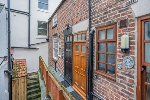 Exterior - 2 Bed in Whitby (oc-w794) (Whitby)