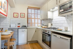 Microwave, oven, dishwasher, cookware/dishes/utensils - 2 Bed in Whitby (oc-w794) (Whitby)