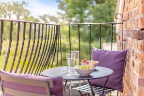 Outdoor dining - 2 Bed in Carreghofa (oc-t32530) (Llansantffraid)