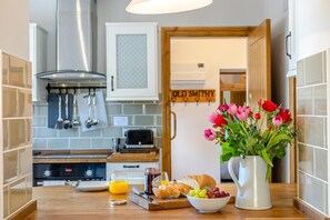 Oven, high chair, cookware/dishes/utensils - 2 Bed in Carreghofa (oc-t32530) (Llansantffraid)