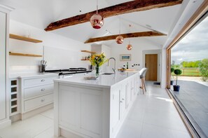 Microwave, oven, dishwasher, high chair - 3 Bed in Banningham (oc-rftg) (Banningham)