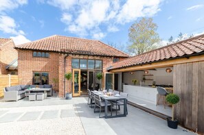 Outdoor dining - 3 Bed in Banningham (oc-rftg) (Banningham)