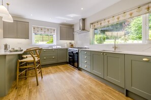 Four à micro-ondes, un four, lave-vaisselle, chaise haute