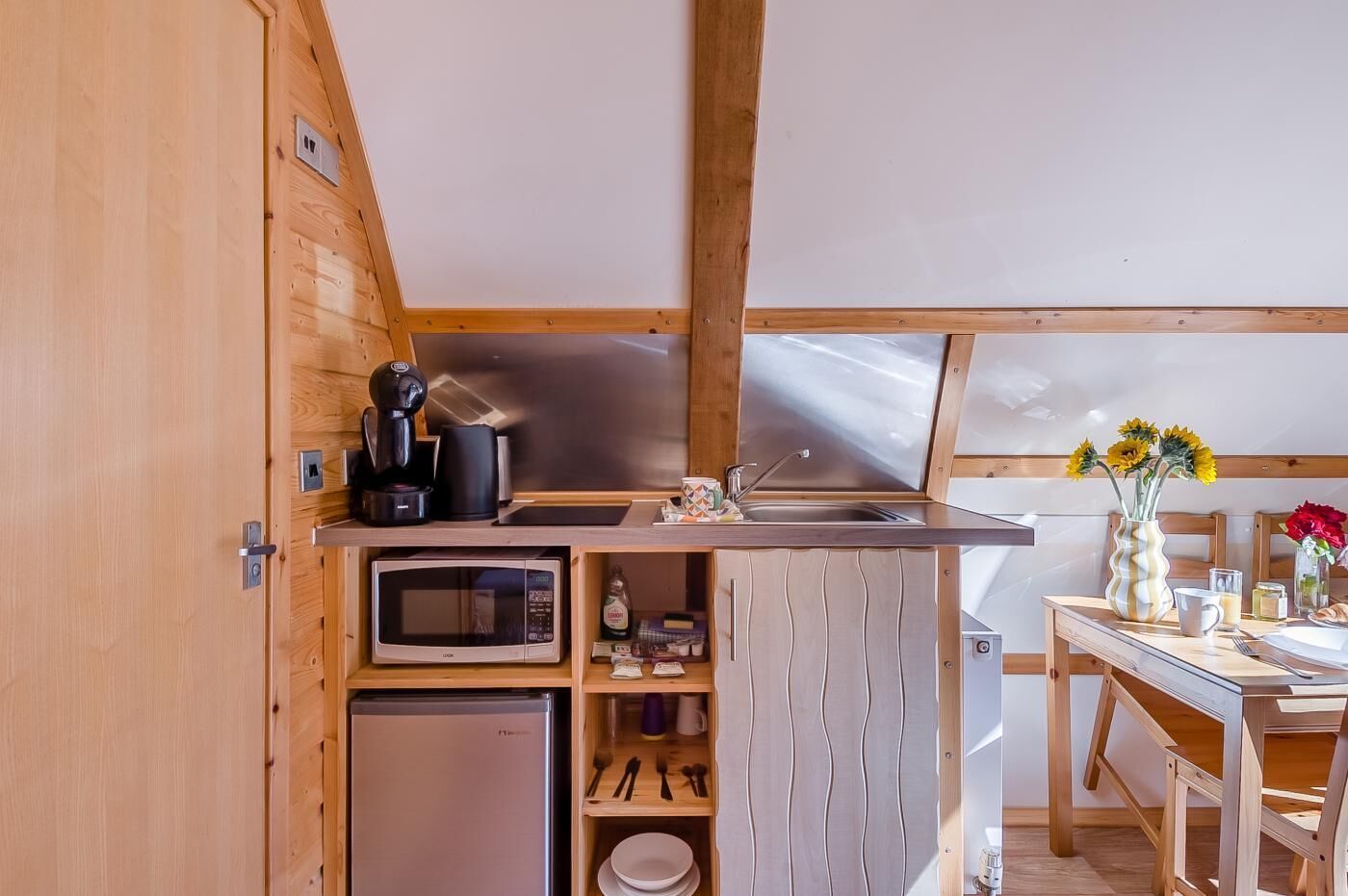 Mikrobølgeovn og kjøkkenutstyr