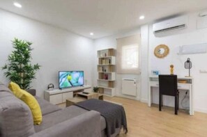 Smart TV - AR Plaza Castilla spacious and modern apartment (Madrid)