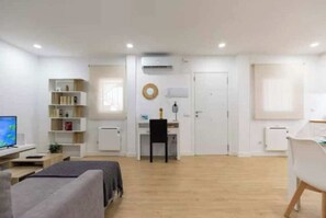 3 bedrooms, desk, iron/ironing board, free WiFi - AR Plaza Castilla spacious and modern apartment (Madrid)