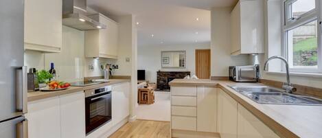 Mikroaaltouuni, uuni, astianpesukone, syöttötuoli