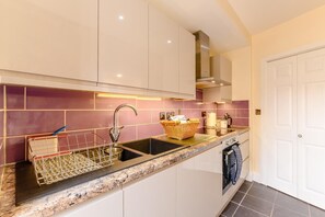 Microondas, horno, utensilios de cocina