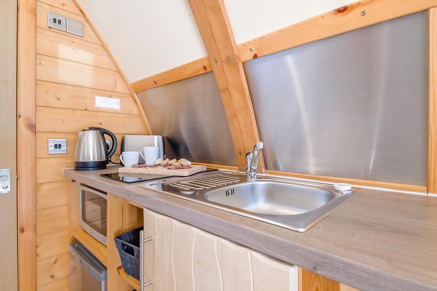 Micro-ondes, batterie de cuisine, vaisselle et ustensiles