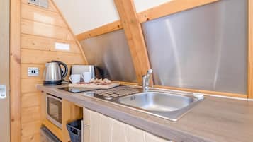 Micro-ondes, batterie de cuisine, vaisselle et ustensiles