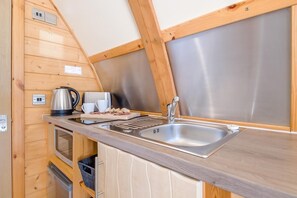 Microwave, cookware/dishes/utensils