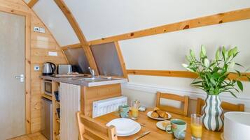 Mikrobølgeovn, køkkentøj/tallerkener/redskaber