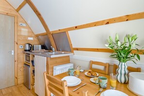 Microwave, cookware/dishes/utensils