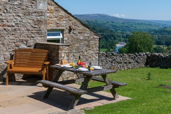 Outdoor dining - 2 Bed in Low Row (oc-ds1010) (Low Row)