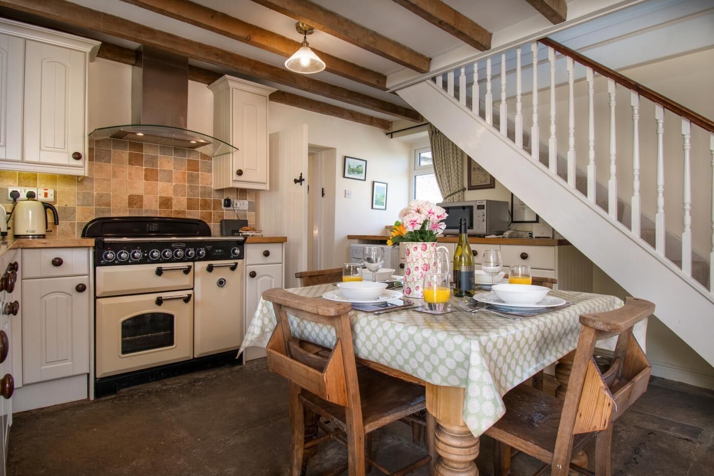 Uuni, astianpesukone, keittoastiat/astiat/ruokailuvälineet