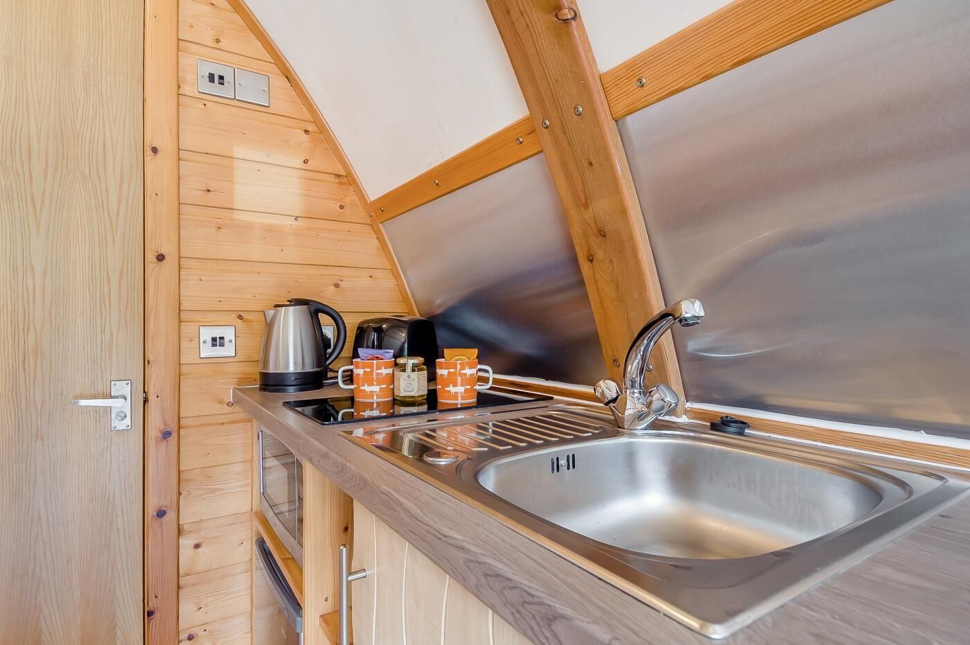 Mikrobølgeovn, køkkentøj/tallerkener/redskaber