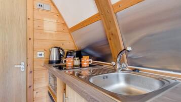 Mikrobølgeovn, køkkentøj/tallerkener/redskaber