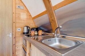 Microwave, cookware/dishes/utensils