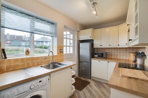 Oven, dishwasher, cookware/dishes/utensils - 3 Bed in Beadnell (oc-gd1898) (Beadnell)