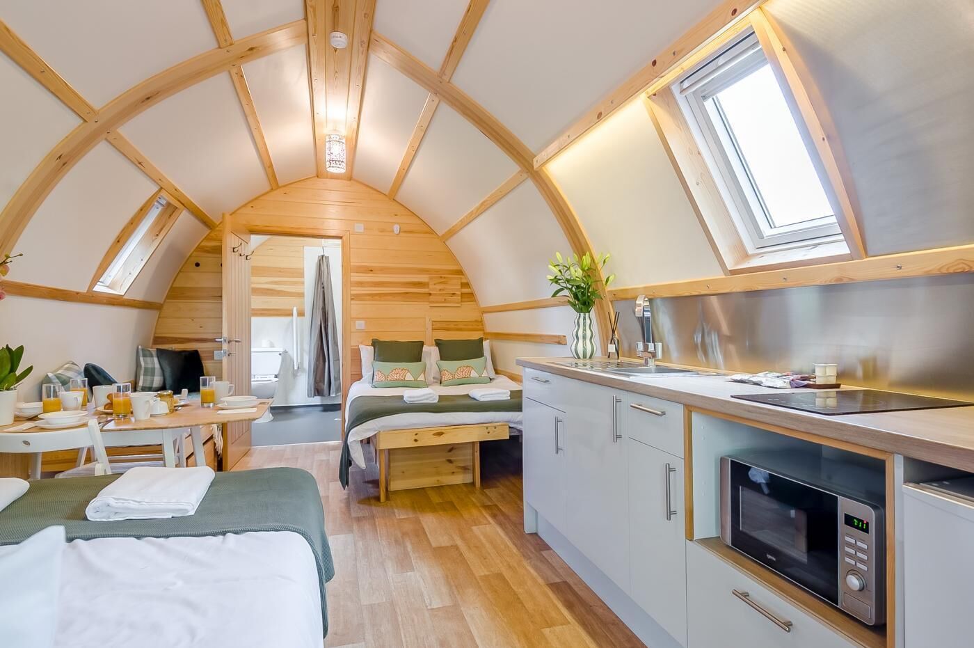 Mikrobølgeovn, køkkentøj/tallerkener/redskaber