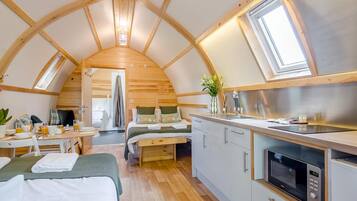 Mikrobølgeovn, køkkentøj/tallerkener/redskaber