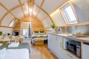 Microwave, cookware/dishes/utensils