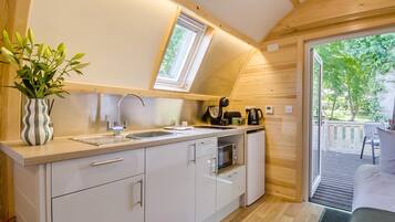 Mikrobølgeovn, køkkentøj/tallerkener/redskaber