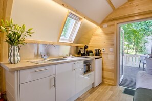 Microwave, cookware/dishes/utensils