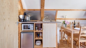Microwave, oven, cookware/dishes/utensils - 1 Bed in Northrepps (oc-f32556) (Cromer)