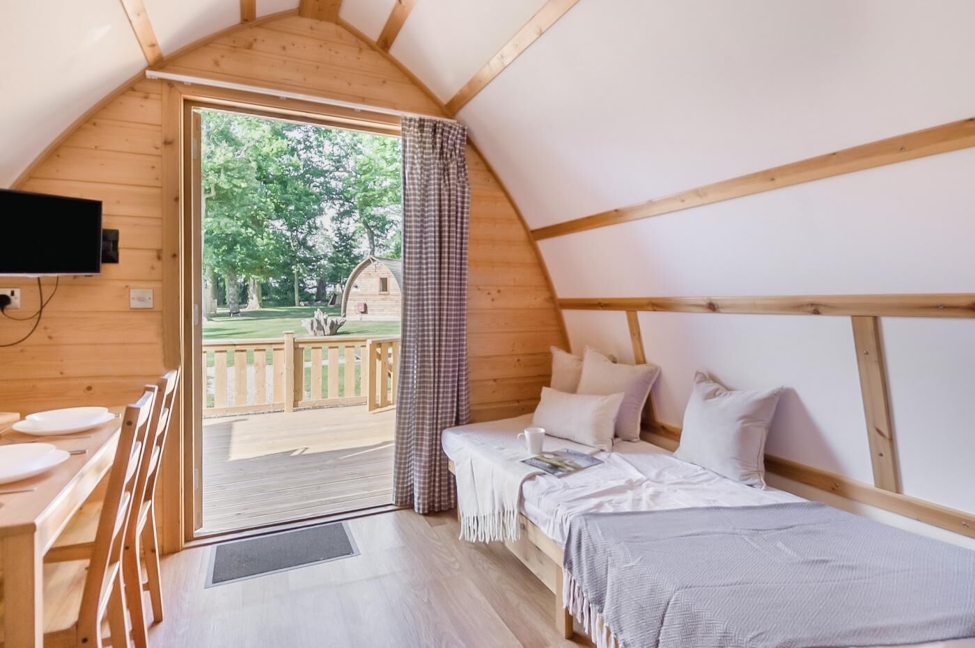 واي فاي مجانًا وملاءات أسرّة