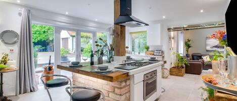 Mikrobølgeovn, ovn og kjøkkenutstyr