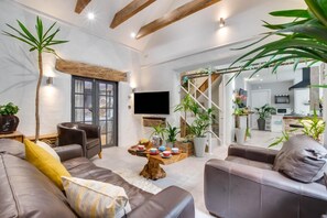 TV, fireplace - 2 Bed in Saundersfoot (oc-pw9195) (Saundersfoot)