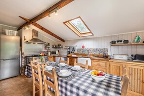 Oven, dishwasher, high chair, cookware/dishes/utensils - 2 Bed in Fadmoor (oc-y200) (Brig Garth)