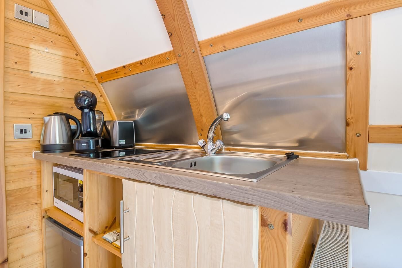 Microwave, cookware/dishes/utensils
