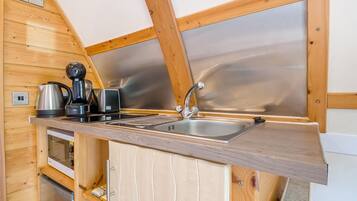Microwave, cookware/dishes/utensils