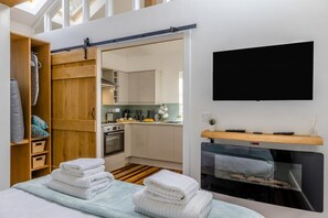 Iron/ironing board, free WiFi, bed sheets