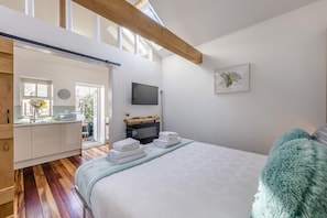 Tabla de planchar con plancha, wifi gratis y ropa de cama 