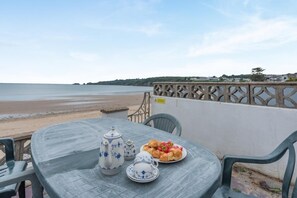 Outdoor dining - 4 Bed in Saundersfoot (oc-pw9197) (Saundersfoot)